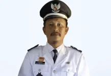 Tak Ada Jalur Darat, Kades Ini ke Kantor Arungi Sungai Setiap Hari