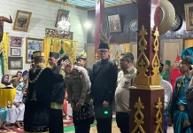 Raja Sanggau Anugerahkan Gelar Kehormatan Lima Tokoh