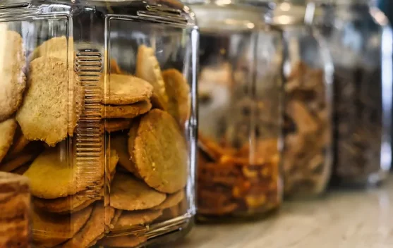 Memilih tempat dan cara penyimpanan berdasarkan jenis kuenya