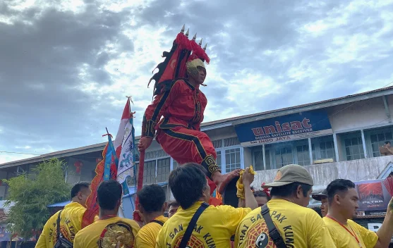 Antusiasme Warga Warnai Ritual Cuci Jalan di Sanggau