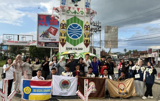 FSMP Sanggau Bagi Takjil di Perbatasan