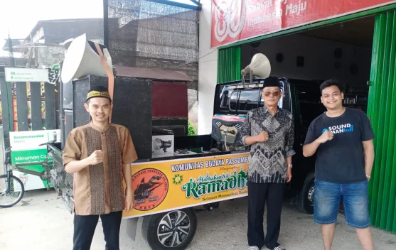Remaja Masjid Sekayam Siapkan Obor LED Takbiran Keliling