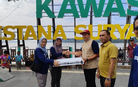 Disporapar Sanggau Serahkan Sarana Pendukung Pokdarwis Muara Kantu