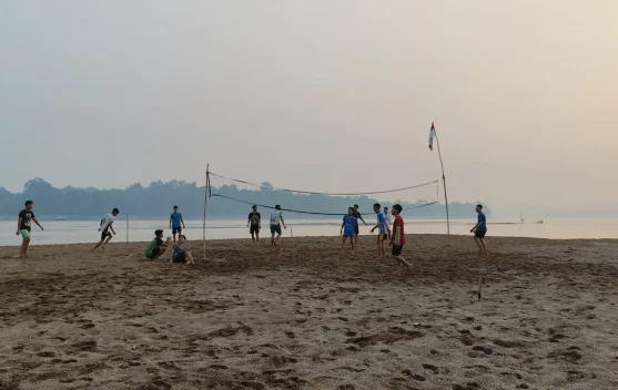Sungai Kapuas Surut, Pasir Timbul Jadi Wisata Dadakan Warga Sanggau