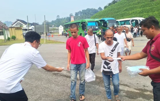 KJRI Kuching Bagikan Masker untuk WNI Deportasi