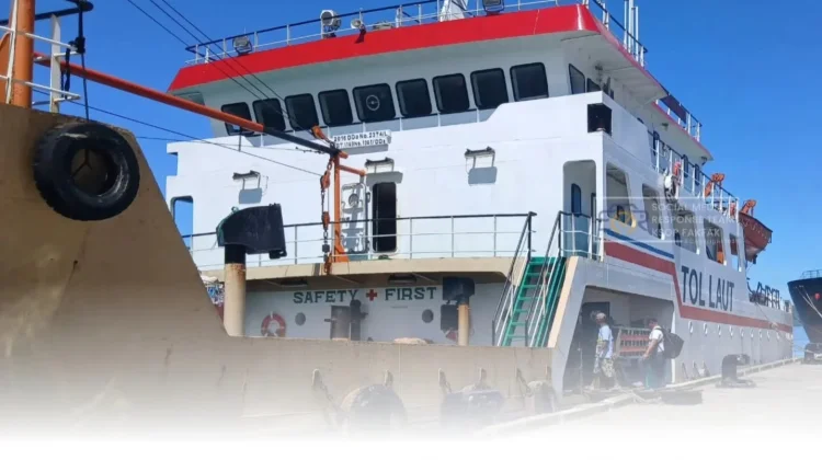 Pengawasan Penumpang KM Sabuk Nusantara di Pelabuhan Fakfak