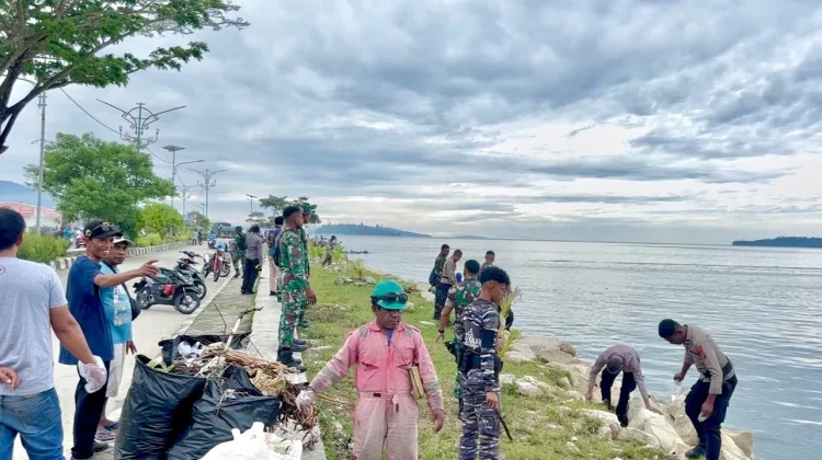 Gotong Royong, Fakfak Bersatu Bersihkan Pesisir dan Pasa