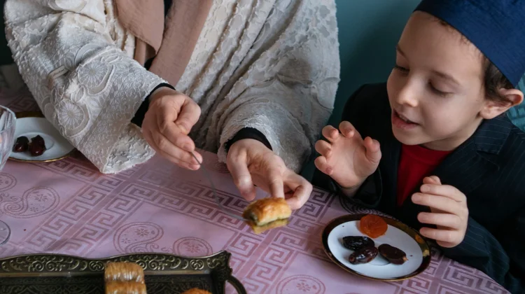 Mengajak Anak Melaksanakan Puasa sejak Dini