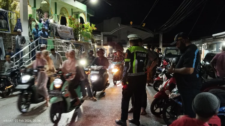 Pengamanan Arus Kendaraan Depan Masjid Jami Fakfak