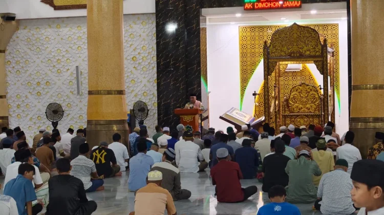 Jemaah Khusyuk Simak Ceramah Tarawih Malam Kelima