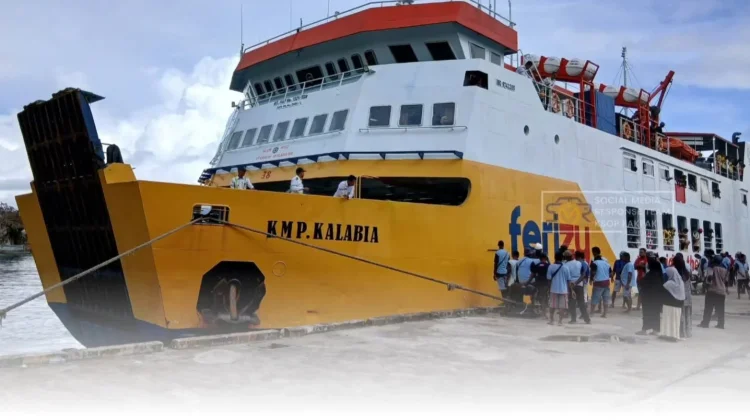 KMP Kalabia Sandar, Puluhan Penumpang Naik Turun