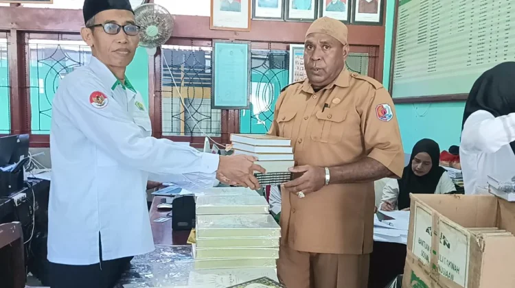 Komite MIN Fakfak Salurkan Bantuan Pendidikan