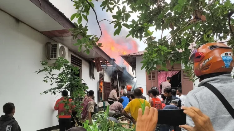 Polres Fakfak Sigap Tangani Kebakaran di Fakfak Utara