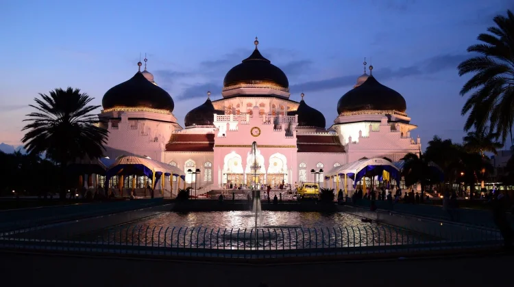 Pesona Masjid Ikonik Indonesia saat Ramadan Tiba