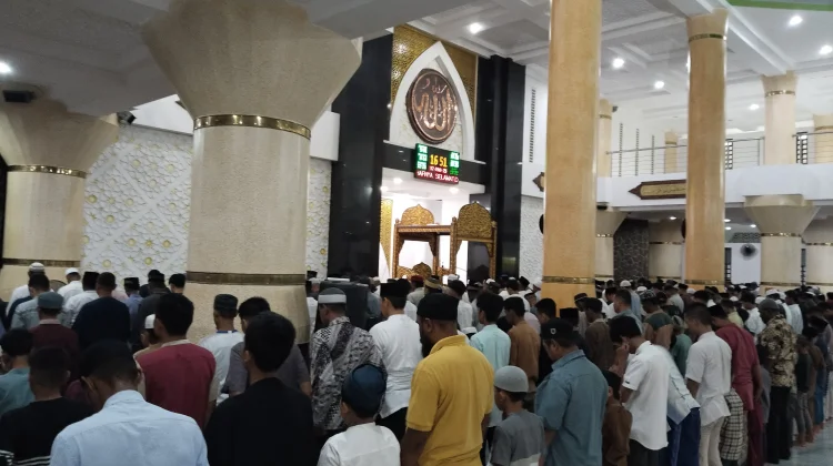 Ibadah Tarawih Malam Kesepuluh Masjid Agung Kondusif
