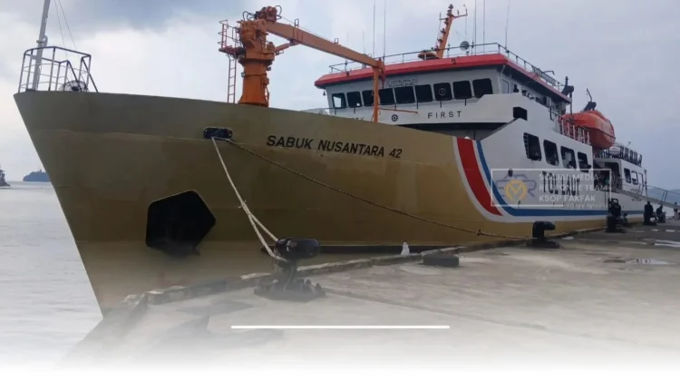 Ratusan Penumpang Naik KM Sabuk Nusantara 42