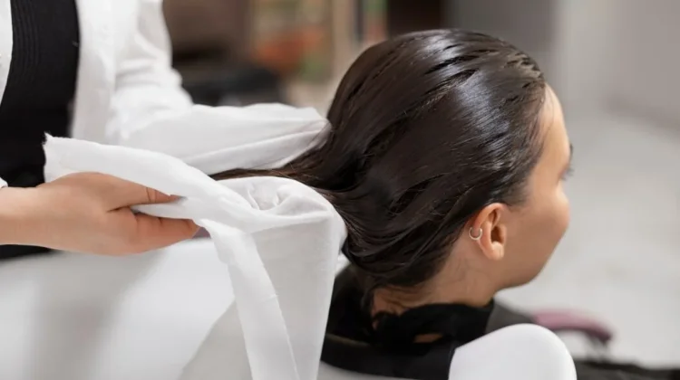 Perawatan Rambut Kering agar Lembap Kembali