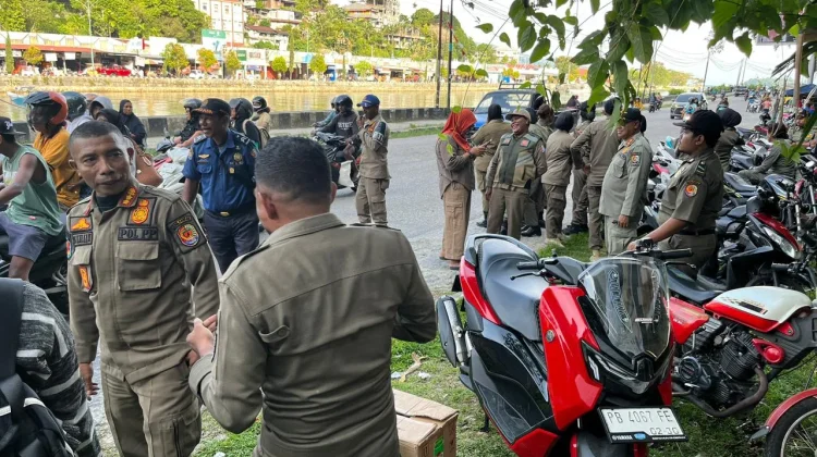 Satpol PP Fakfak Gelar Kepedulian Berbagi Takjil