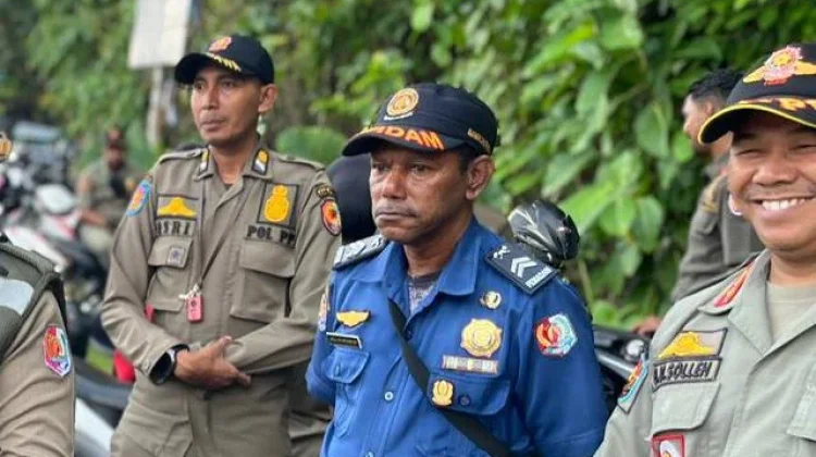 Satpol PP Fakfak Sosialisasi Damkar Sambil Berbagi Takjil