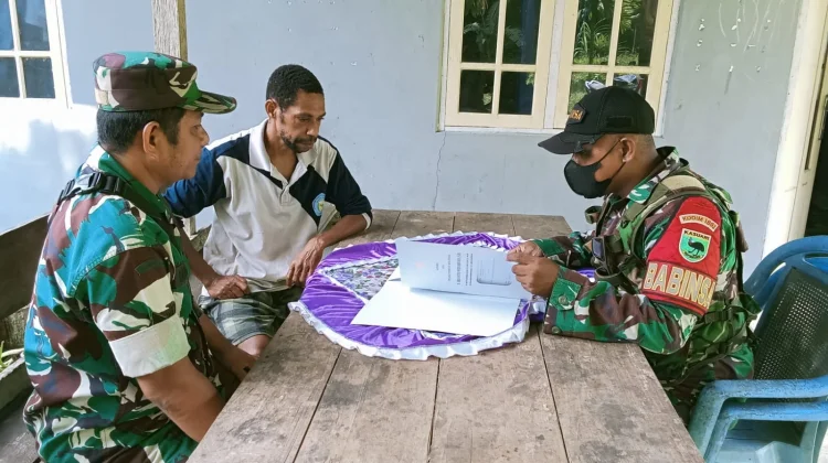 Babinsa Koramil Fakfak Laksanakan Komsos Bersama Warga Kampung