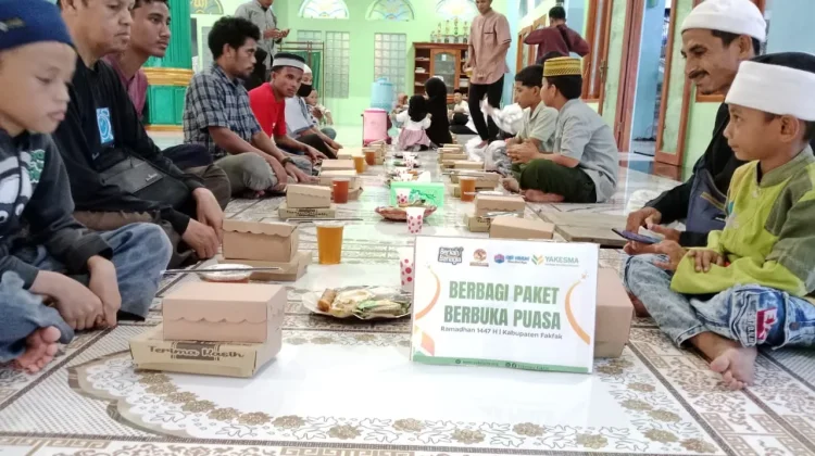 Seratus Paket Ifthar Bahagia Dibagikan di Masjid Al-Hilal
