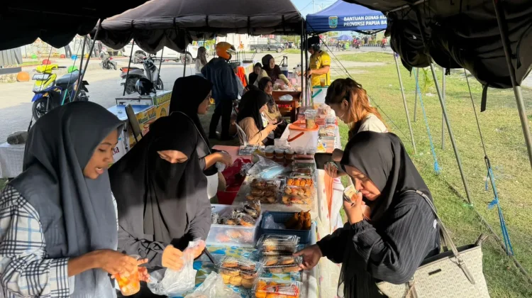 IID Fakfak Borong Takjil UMKM di Bazar Ramadhan