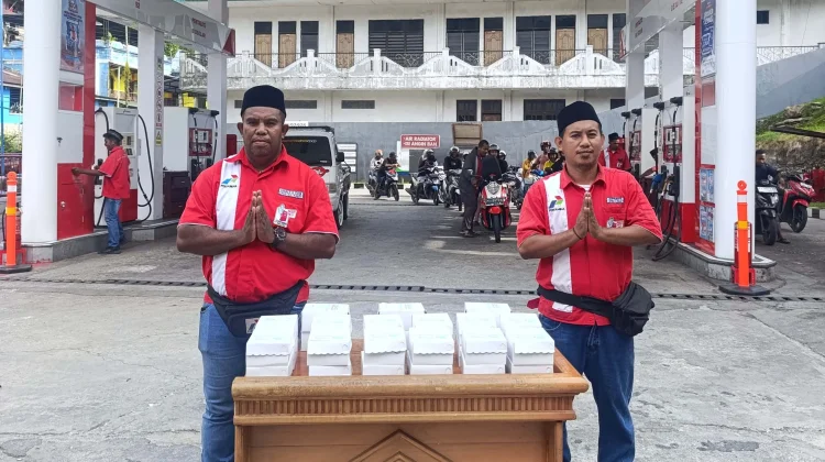 SPBU Fakfak Bagikan Takjil Kepada Pengendara Menjelang Berbuka