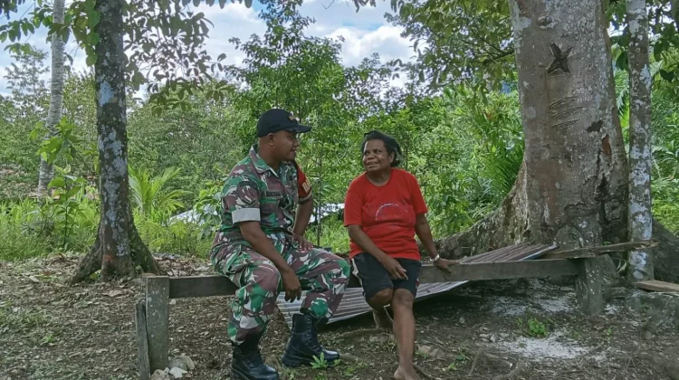 Babinsa Koramil Fakfak Laksanakan Komsos Bersama Warga Kampung