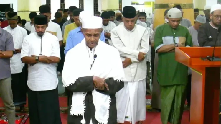 Tarawih Malam Kedua Puluh Masjid Agung Fakfak Berjalan Tertib