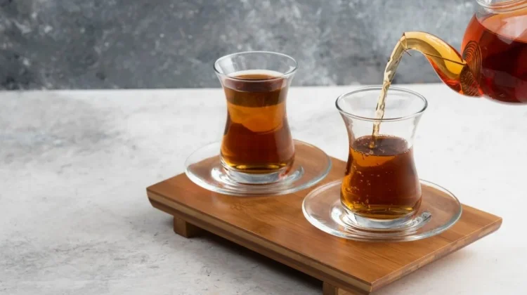 Alasan Tidak Langsung Minum Teh saat Berbuka