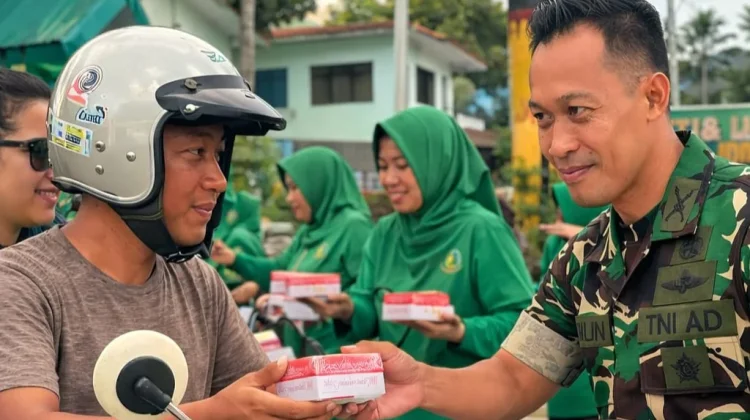 Dandim 1803/Fakfak Bersama Persit Bagikan Takjil Ramadhan