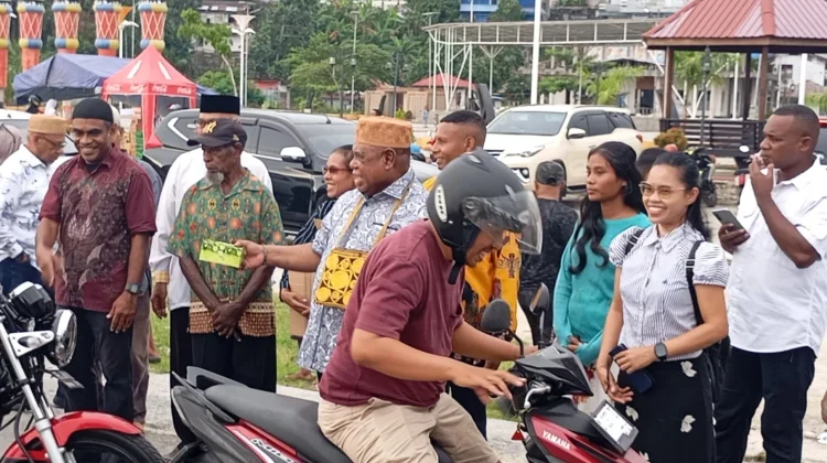 Sekda Papua Barat Berbagi Takjil Ramadan di Fakfak