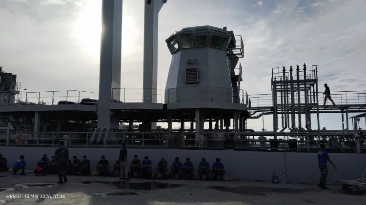 Warga Fakfak Antusias Jelajahi Kapal Perang TNI AL