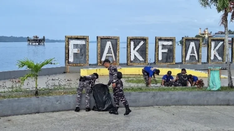 Personel Ops Trisila TNI AL Bersihkan Taman STTB