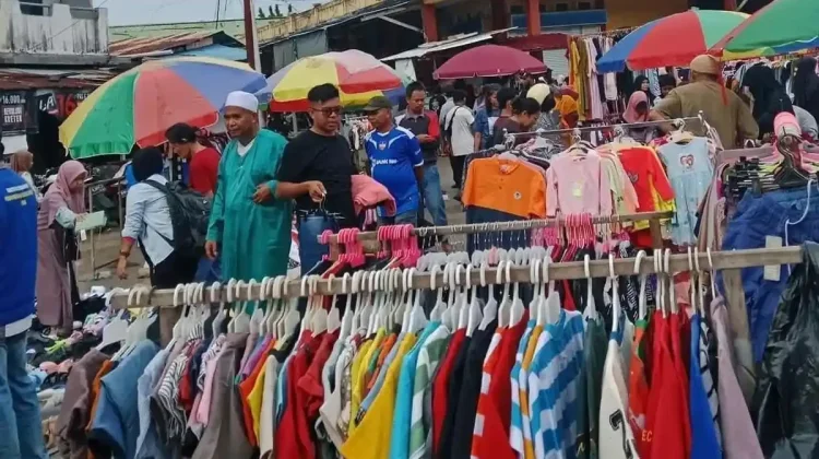 Warga Fakfak Padati Pasar Dulanpokpok Berburu Pakaian Murah