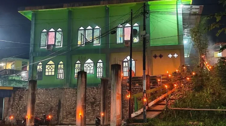 Tradisi Lampu Damar Warnai Malam 27 Masjid Nuruttaqwa