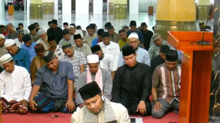Tarawih Malam Ke-27 Masjid Agung Fakfak Berlangsung Tertib