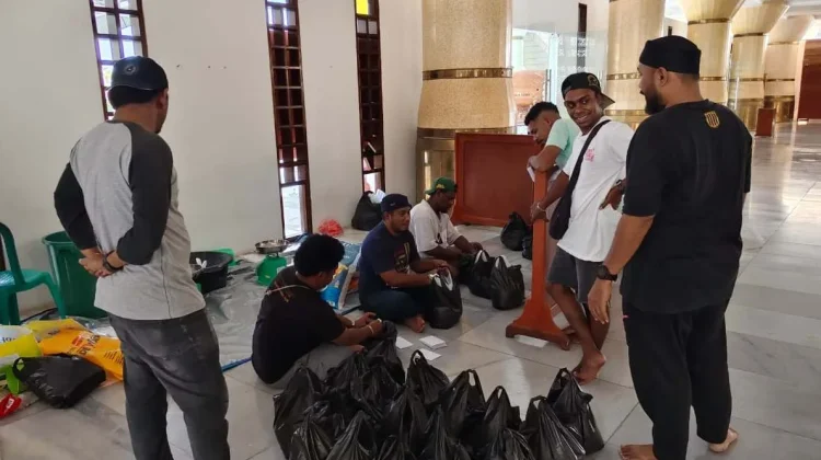 UPZ Masjid Agung Fakfak Salurkan Zakat Kepada Mustahik