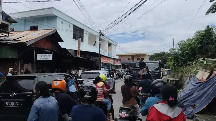 Aktivitas Belanja Lebaran Meningkat, Lalu Lintas Fakfak Tersendat