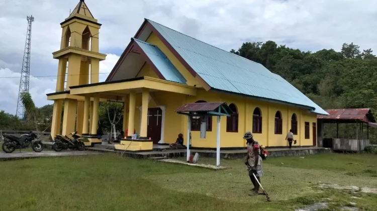 Babinsa Karas Bersama Warga Bersihkan Halaman Gereja