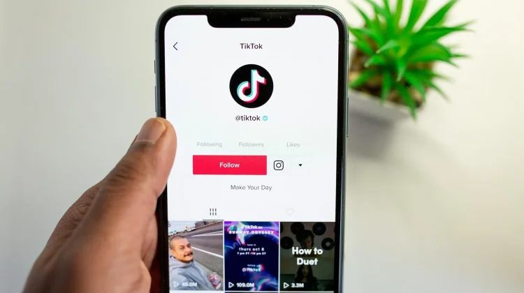 Scroll TikTok atau Baca Buku: Mana Lebih Worth It