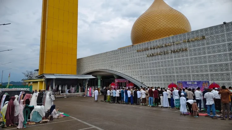 Jemaah Membludak Shalat Idul Fitri Masjid Agung Fakfak