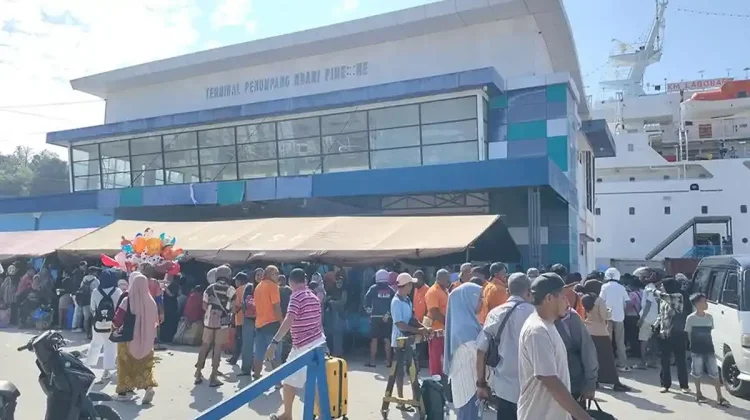 Lonjakan Penumpang KM Labobar Warnai Arus Balik di Fakfak