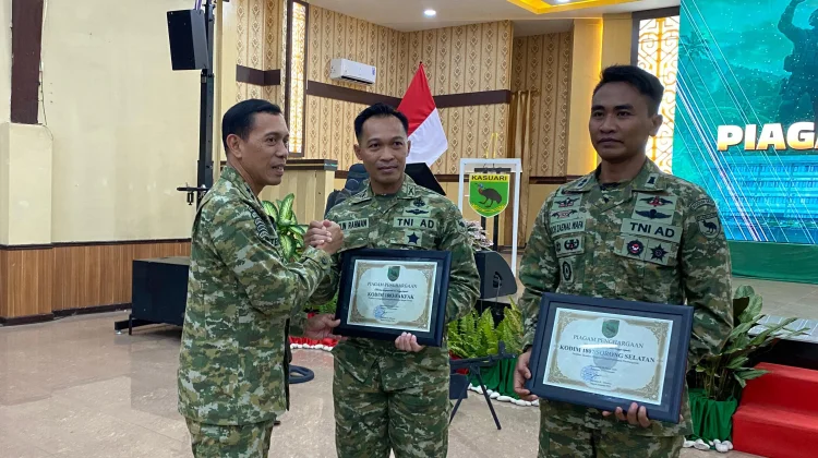 Dandim Fakfak Raih Penghargaan Sinergitas Dengan Pemerintah