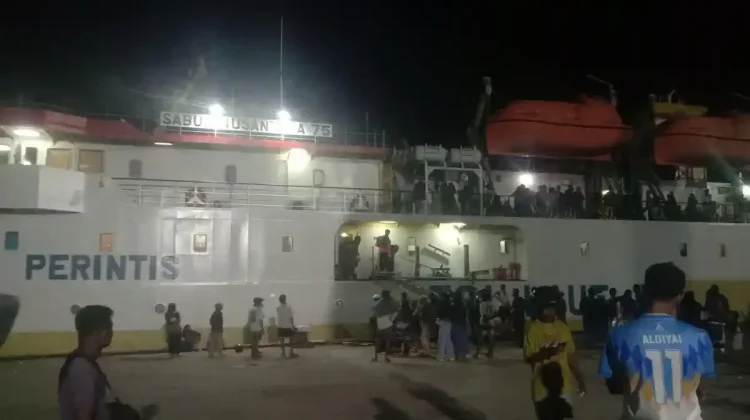 Pemudik Antre Naik Kapal Perintis di Pelabuhan Fakfak