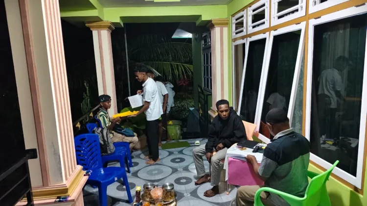 Kepala Distrik Pariwari Layani Warga meski Libur