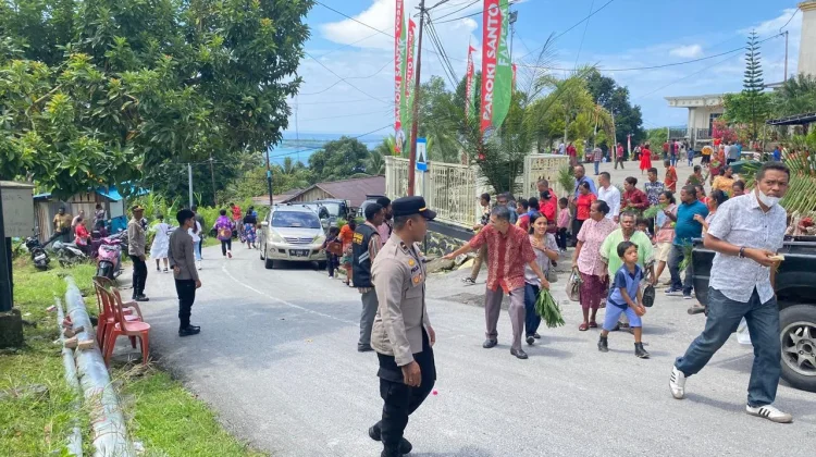 Sinergitas TNI–Polri Jaga Ibadah Minggu Palem Fakfak Tetap Kondusif