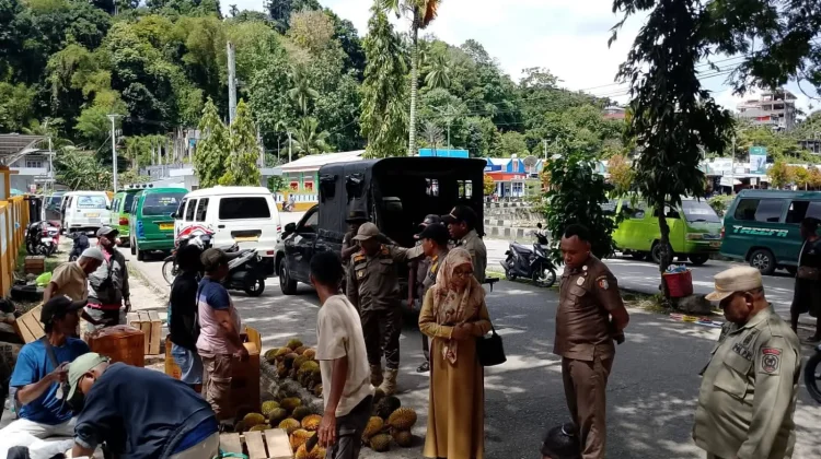 Satpol PP Fakfak Tertibkan Pedagang di Kawasan Pasar