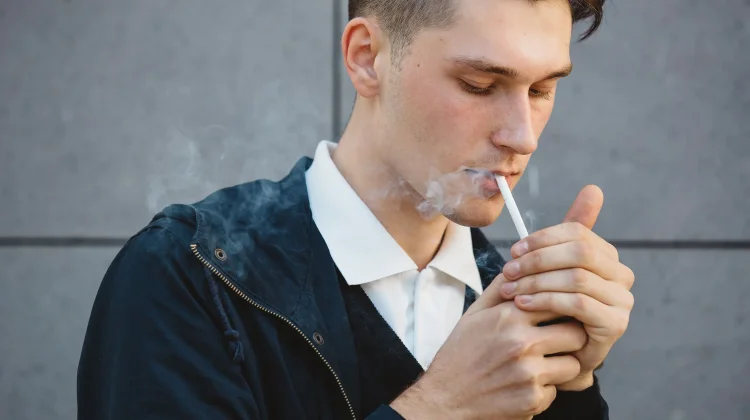 Apa Betul Bekas Asap Rokok yang Menempel di Baju Berbahaya bagi Bayi