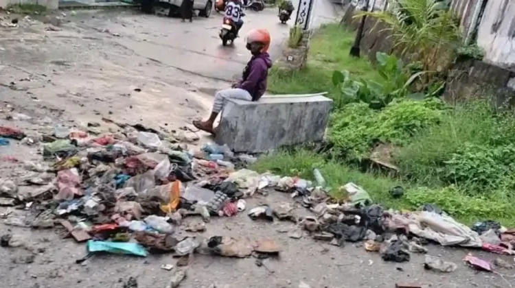 Warga keluhkan sampah plastik meluber saat hujan Fakfak